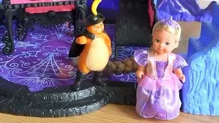 Играем в куклы Рапунцель и Кот в сапогах, Малефисента всех накормила, Рапунцель просит историю