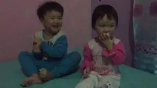 儿子女儿第一次吃奶嘴玩