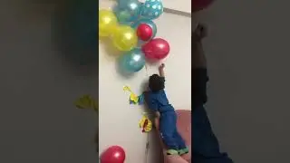 Ömer Halis doğum günü balonlarını patlatıyor