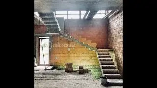 Лестница в загородном доме. Зеркальное дно, с повтором.