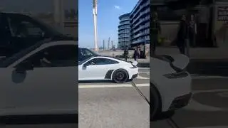 Two Porsche’s ACCELERATE on a bridge in London 🔥