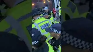 Moment knife thugs armed with huge machetes arrested by over 20 officers at Notting Hill carnival