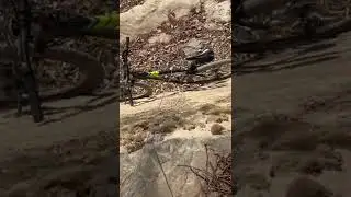 Fahrrad abseilen an einem Damm eines trockenen Flussbetts