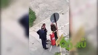 Чиновник администрации Верх-Исетского района материт и бьет пенсионера