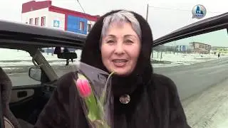 Сотрудники ГИБДД поздравили женщин-водителей