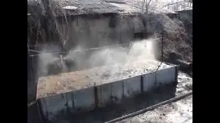 Регулируемые спринклеры туманообразования над грядкой с зеленью