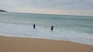 Ibu-ibu Sebelah Yang Takut_Cara Kami Menikmati Ombak