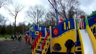 Крым. Армянск. Новые игровые площадки и тренажеры в городском парке.