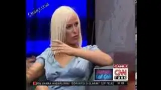 Helin Avşarın Seksi Oturuşu ve Bacakları
