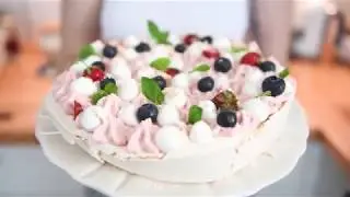 Pavlova s mousseom od jagoda