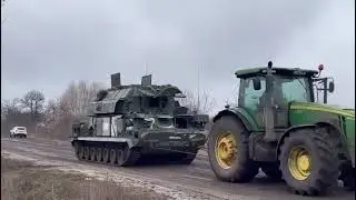 Видео того, как украинский трактор тянет захваченную российскую военную технику.