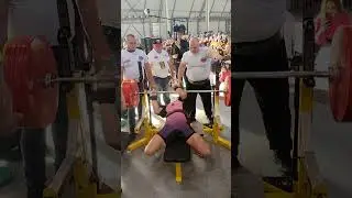 Екатерина Зайцева.. экипировочный жим.. в/к 82.5.. крайний подход на 305 кг