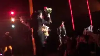 Ф.Киркоров и А.Стоцкая  получают цветы