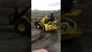 Гоночный вездеход! Преодолеваемые уклоны просто поражают.