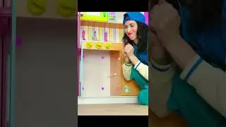 Синяя девушка пытается спрятаться в печи.