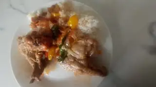 Крылышки с овощами на сковороде