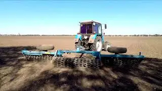Трактор МТЗ 892 и каток кольчато-шпоровой гидрофицированный ККШ-6Г-01