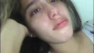 Niña llorando con la cancion de Gary de fondo
