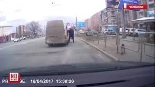 Драка на остановке в Чеялбинске