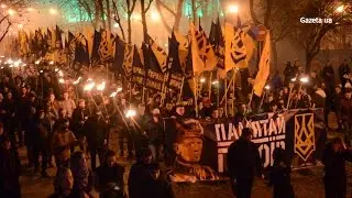 Видовищна смолоскипна хода на честь Шухевича у Львові