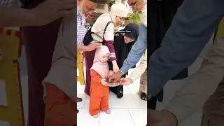 Baby distributing Dates in Haram #Haram #Makkah #TAWAF #beautiful #ramadan #madina #Umrah #foryou