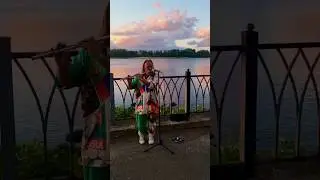 Живая музыка на улице.