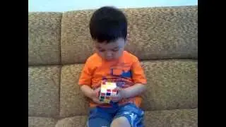 собирает кубик рубика Арсен 3 года