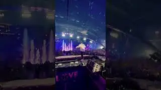 the crowd was so ready for THIS REMIX 😍 