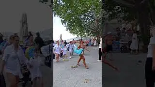 Что случилось? Люди спешно покидают пляж.