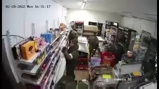 российские Мародеры грабят продмаг. в Украине   Russian soldiers-marauders rob a Ukrainian store