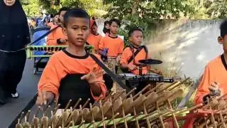 Anak kecil jago main calung