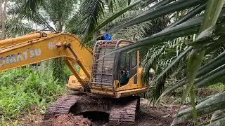 Alat berat Excavator Amblas di lumpur plus lepas treck dalam kubangan