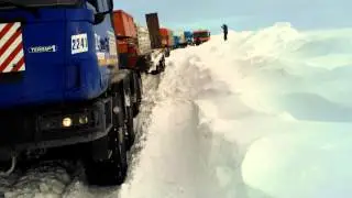 Татра с гружёным тралом застряла на ровном месте, создав затор.