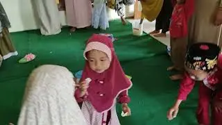 ibu ibu sholawatan anak anak maem krupuk donggg!!! 🤣🤣🤣