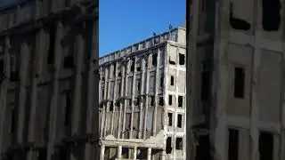 Безрассудные дети покоряют стены заброшенного бумажного завода в Холмске