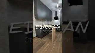 Угловая кухня с барной стойкой под дерево