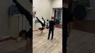 Ходьба на руках кто дальше пройдёт неожиданная концовка✌️