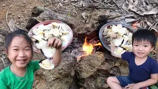 Primitive Technology - Roasted Clams on Clay - Cooking with Little Girl