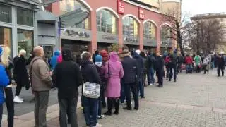 Нереальная очередь за телефоном, это не айфон