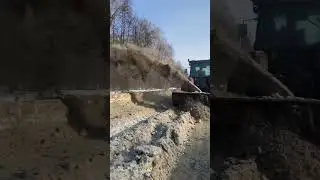 Убираем снег с дороги и тротуара)