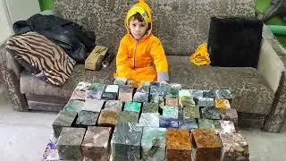 Партия каменных шаров из редких минералов.