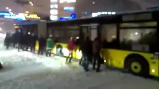 Люди толкают троллейбус