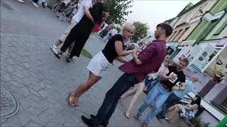 Красивые девушки танцуют на улице!!!