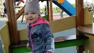 Ура! солнечная погода и можно поиграть на детской площадке! Hooray! Sunny weather and you can play o