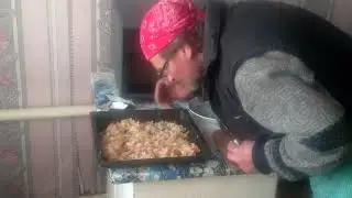 как приготовить свиную  рульку в луковой шелухе в духовке с квашенной капустой