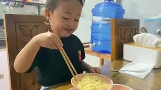 MAKAN MIE PAKAI SUMPIT KESUSAHAN😆 || KEN SUKA BANGET || KENESHA PRAMUDITA