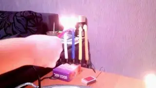 Илана зажигает ханукальные свечи
