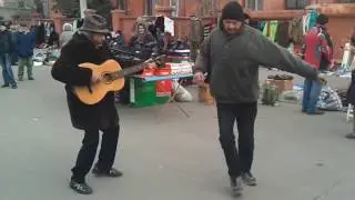 Бомж танцует как Майкл Джексон