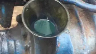 ЛТЗ. Т-40АМ. Заливаем масло в ПВМ, контролька.