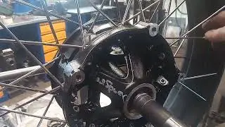 Обслуживание переднего колеса мотоцикла BMW.